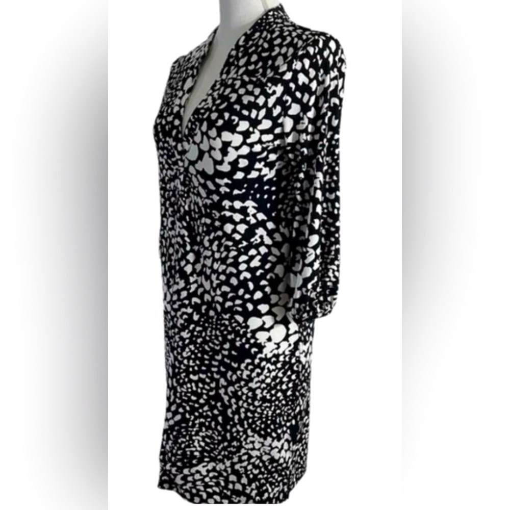Banana Republic Black and White Sleeveless Plunge Dress
